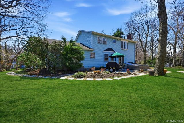 17 Quaker Hill Road, Stony Brook, NY 11790
