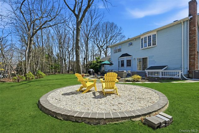 17 Quaker Hill Road, Stony Brook, NY 11790