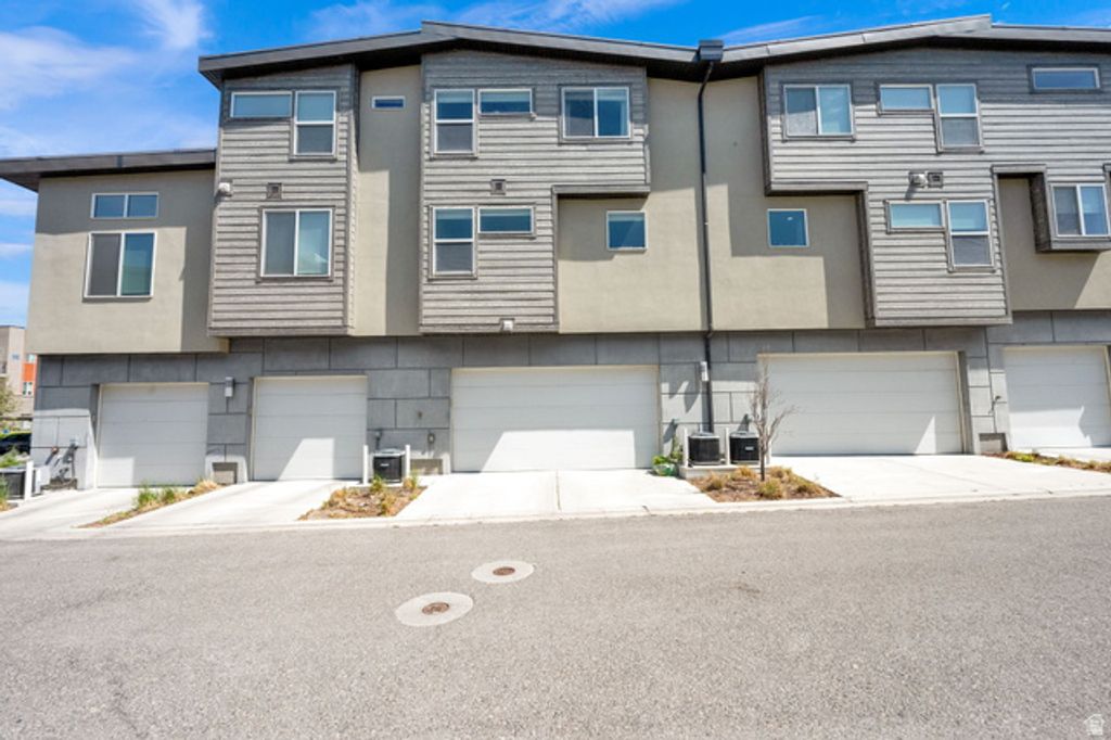 Image 3 of property listing at 7713 S NAVARRO VIEW CT, Midvale, UT 84047