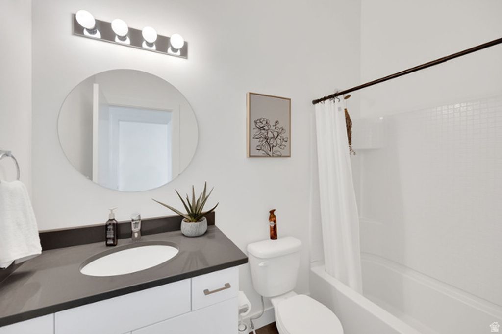 Image 21 of property listing at 7713 S NAVARRO VIEW CT, Midvale, UT 84047