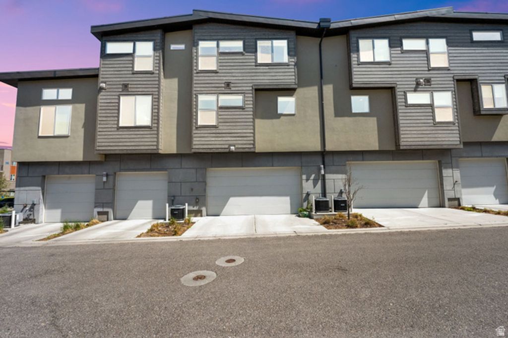 Image 40 of property listing at 7713 S NAVARRO VIEW CT, Midvale, UT 84047