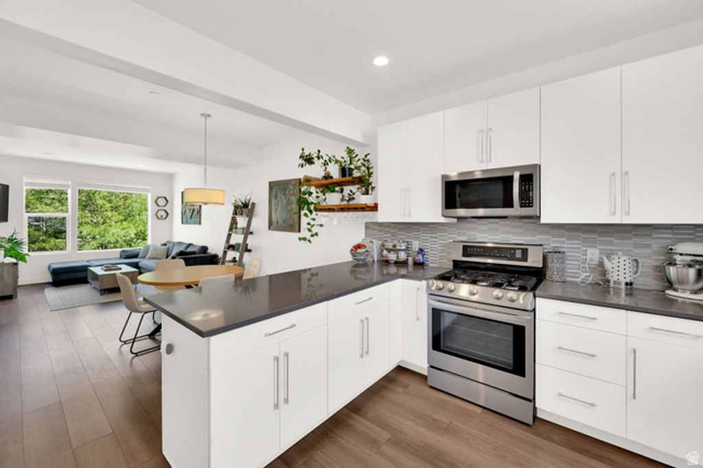 Image 10 of property listing at 7713 S NAVARRO VIEW CT, Midvale, UT 84047
