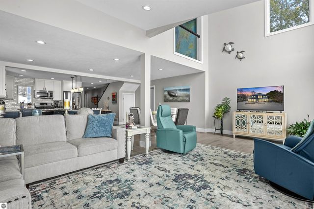 609 Lake Shore Drive, Cadillac, MI 49601