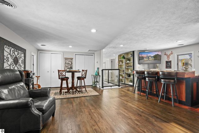 609 Lake Shore Drive, Cadillac, MI 49601