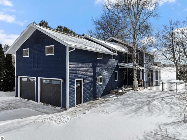 609 Lake Shore Drive, Cadillac, MI 49601