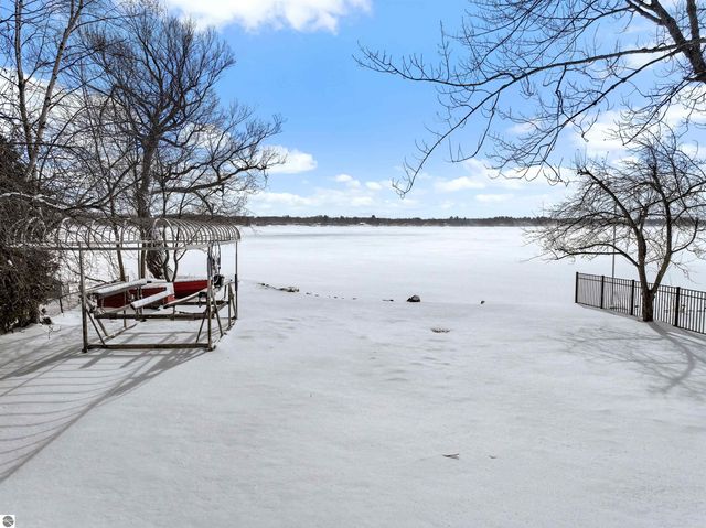 609 Lake Shore Drive, Cadillac, MI 49601