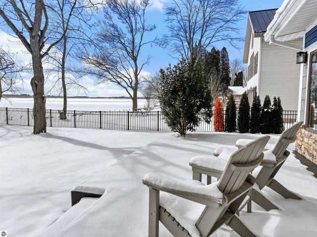 609 Lake Shore Drive, Cadillac, MI 49601