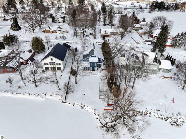 609 Lake Shore Drive, Cadillac, MI 49601