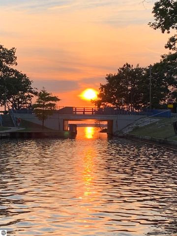 609 Lake Shore Drive, Cadillac, MI 49601