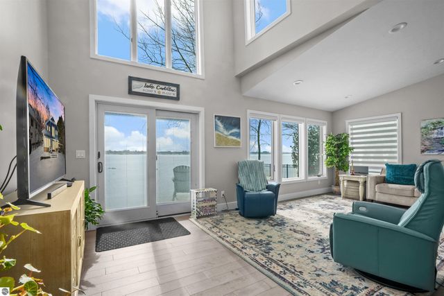 609 Lake Shore Drive, Cadillac, MI 49601