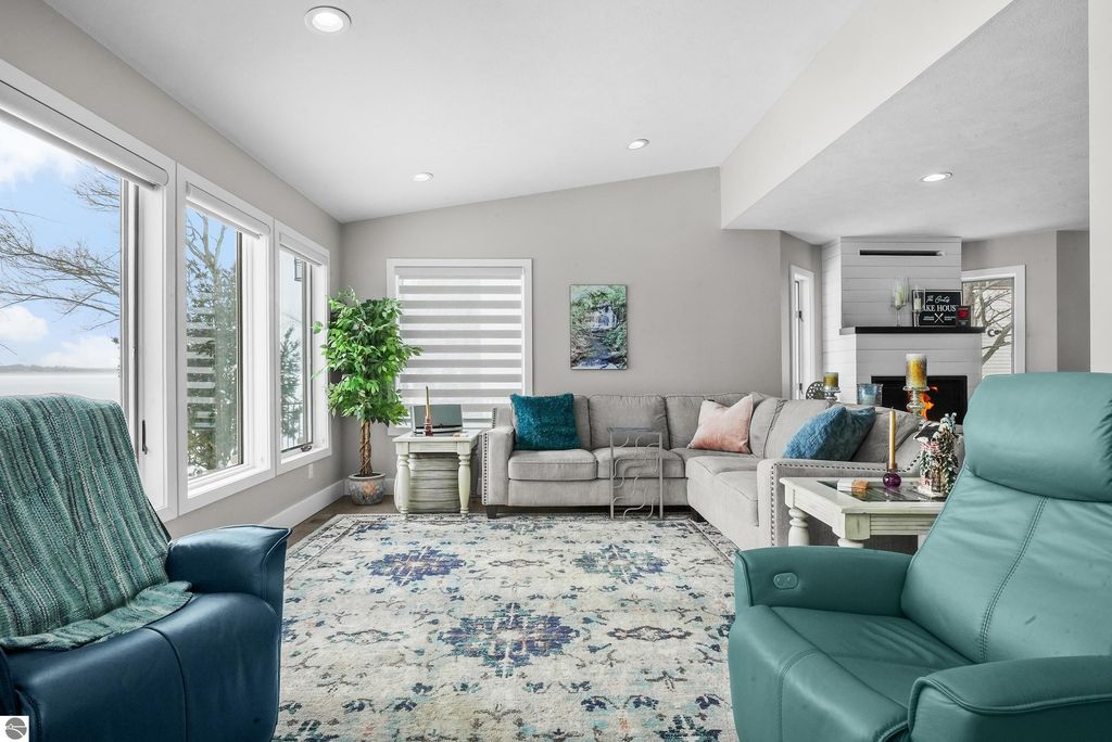 Image 10 of property listing at 609 Lake Shore Drive, Cadillac, MI 49601