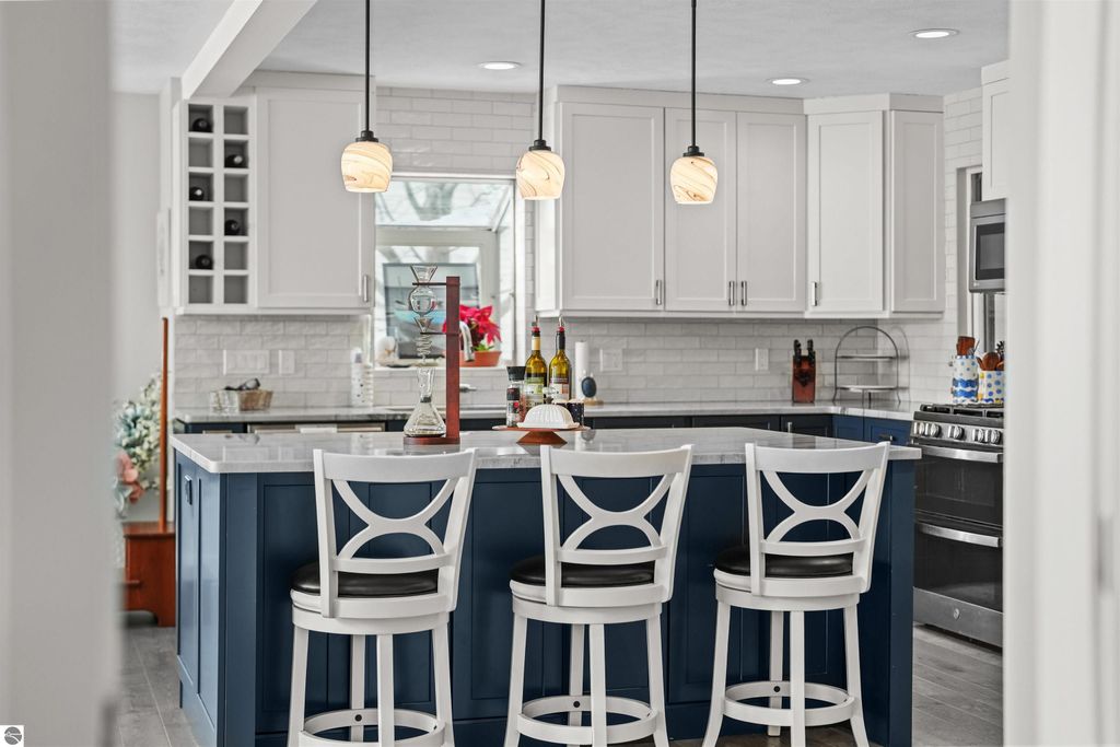 Image 5 of property listing at 609 Lake Shore Drive, Cadillac, MI 49601