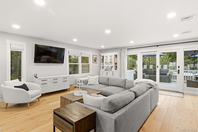 10 Hilltop Lane, Oyster Bay, NY 11771
