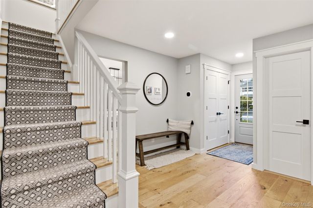 10 Hilltop Lane, Oyster Bay, NY 11771