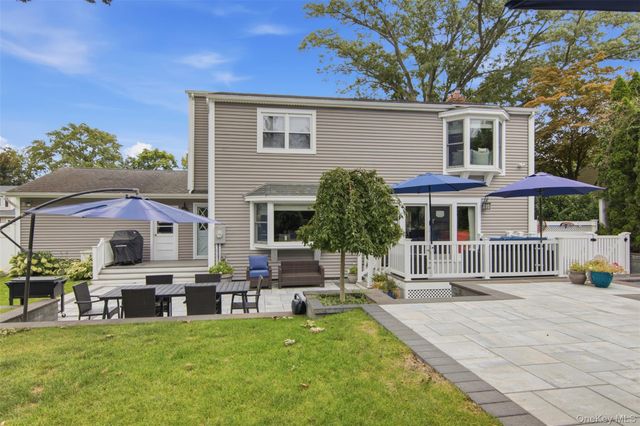 10 Hilltop Lane, Oyster Bay, NY 11771