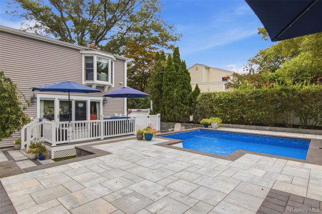 10 Hilltop Lane, Oyster Bay, NY 11771