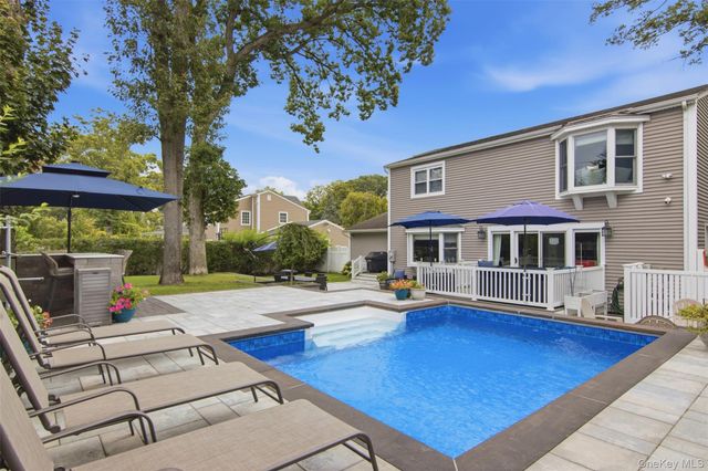 10 Hilltop Lane, Oyster Bay, NY 11771