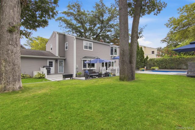 10 Hilltop Lane, Oyster Bay, NY 11771