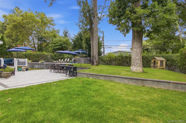 10 Hilltop Lane, Oyster Bay, NY 11771