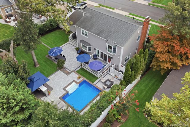 10 Hilltop Lane, Oyster Bay, NY 11771