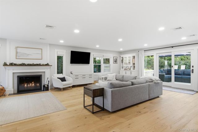 10 Hilltop Lane, Oyster Bay, NY 11771