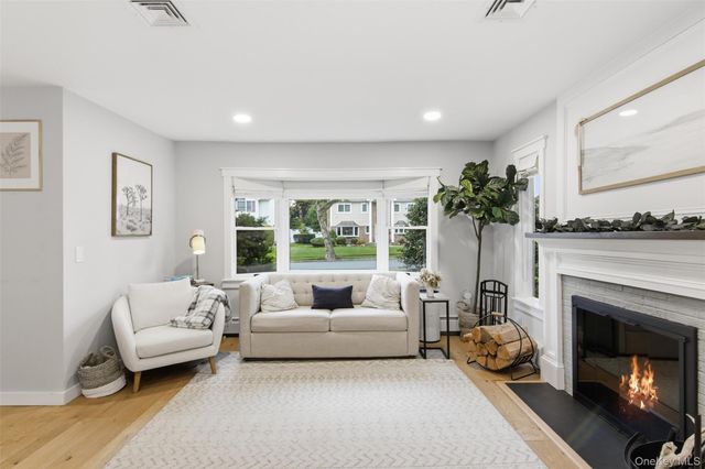 10 Hilltop Lane, Oyster Bay, NY 11771