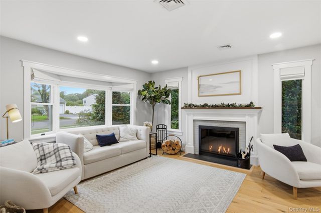 10 Hilltop Lane, Oyster Bay, NY 11771