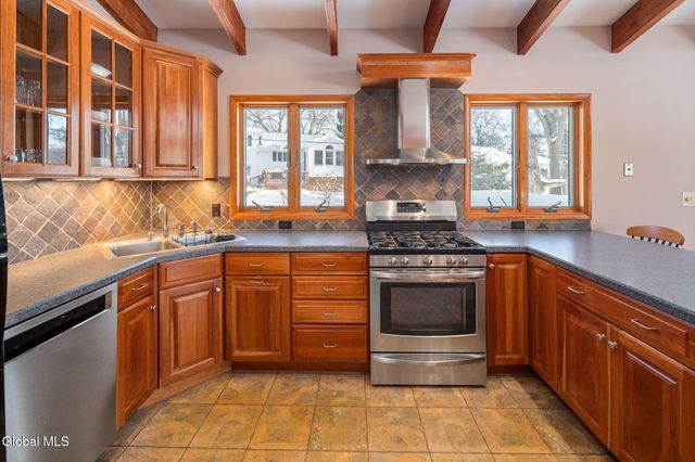 31 Brookwood Drive, Colonie, NY 12110