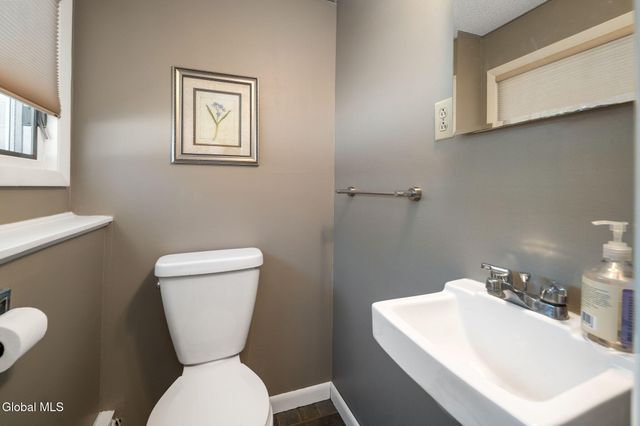 31 Brookwood Drive, Colonie, NY 12110