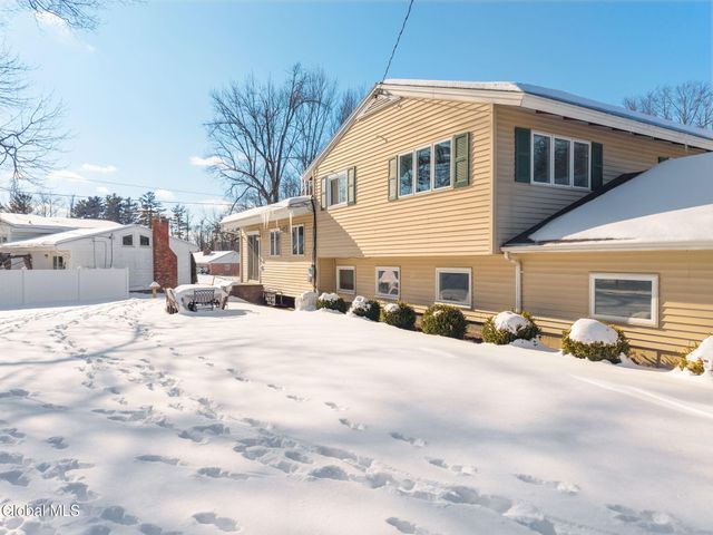 31 Brookwood Drive, Colonie, NY 12110