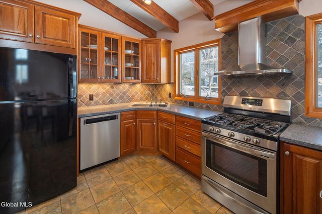 31 Brookwood Drive, Colonie, NY 12110