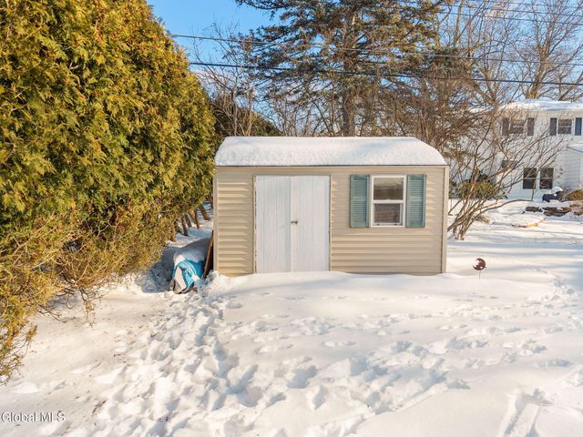 31 Brookwood Drive, Colonie, NY 12110