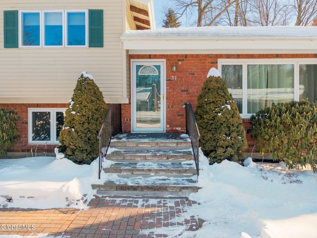 31 Brookwood Drive, Colonie, NY 12110