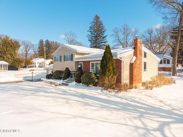 31 Brookwood Drive, Colonie, NY 12110