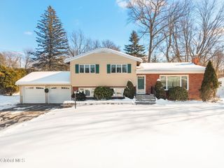 31 Brookwood Drive, Colonie, NY 12110