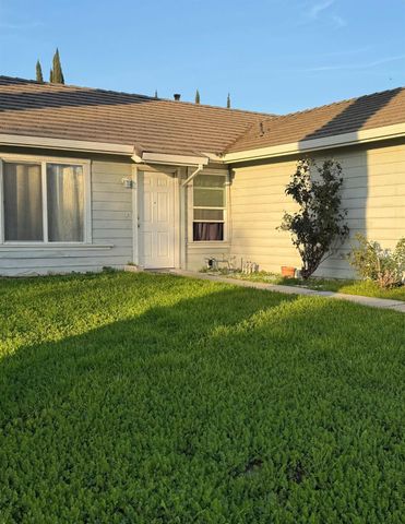 1352 N Saint Francis Dr, Los Banos, CA 93635