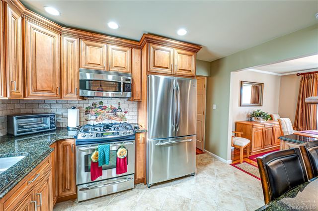 35 Roosevelt Avenue, Malverne, NY 11565
