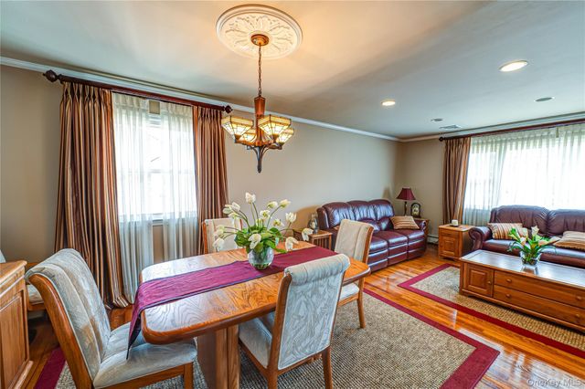 35 Roosevelt Avenue, Malverne, NY 11565