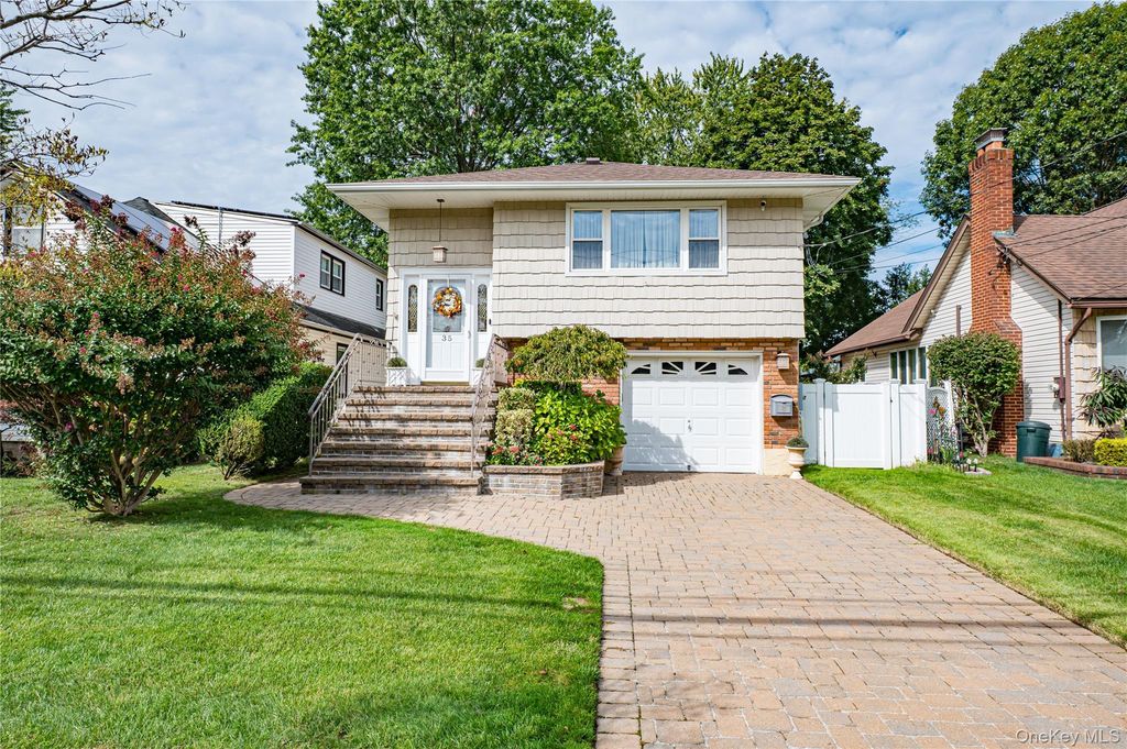 35 Roosevelt Avenue, Malverne, NY 11565