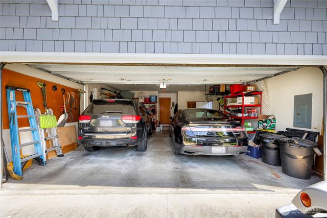 6874 Golf View Drive, Lynden, WA 98264