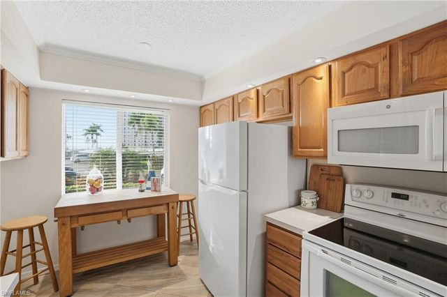10684 Gulf Shore DR # 106B, Naples, FL 34108