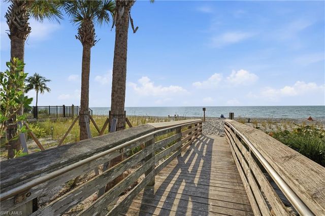 10684 Gulf Shore DR # 106B, Naples, FL 34108