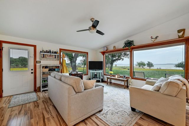 734 Island DR, Bluffton, TX 78607