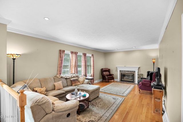 20 Valleywood Drive, Colonie, NY 12309