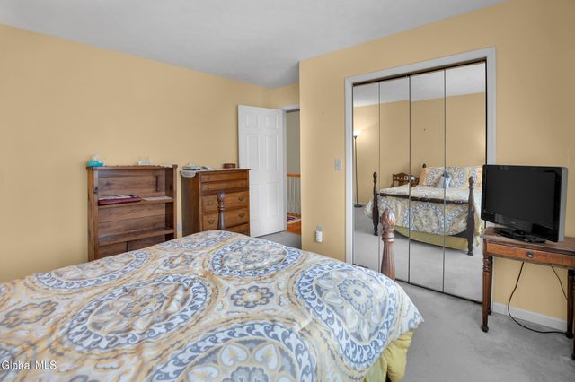 20 Valleywood Drive, Colonie, NY 12309