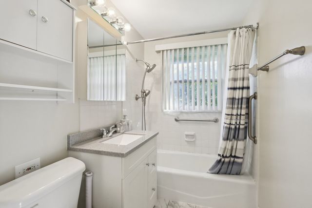 1933 Whittier Lane, Schaumburg, IL 60193