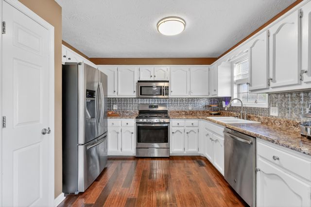 105 Hunterwood Dr, White House, TN 37188