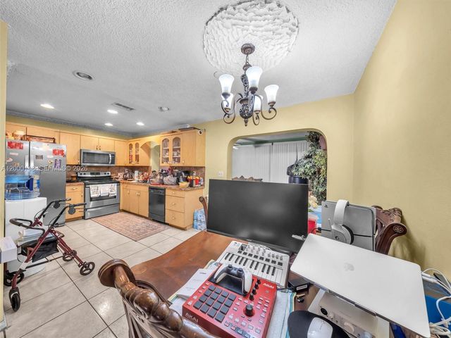 4715 NW 43rd St, Lauderdale Lakes, FL 33319
