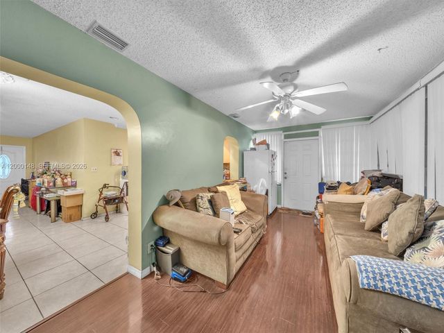 4715 NW 43rd St, Lauderdale Lakes, FL 33319