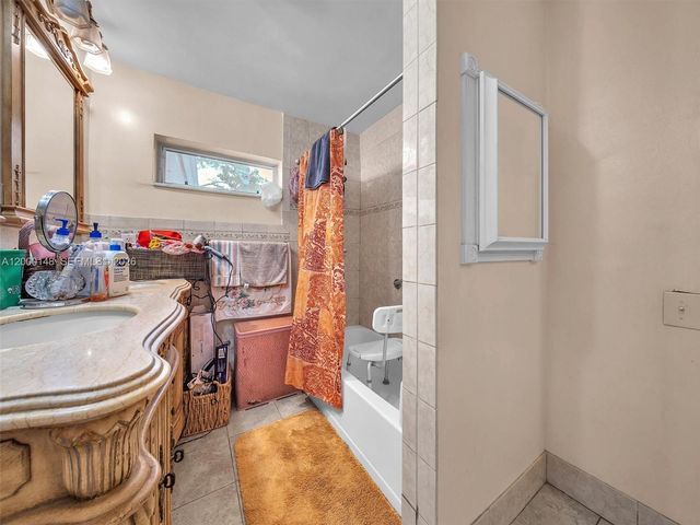 4715 NW 43rd St, Lauderdale Lakes, FL 33319